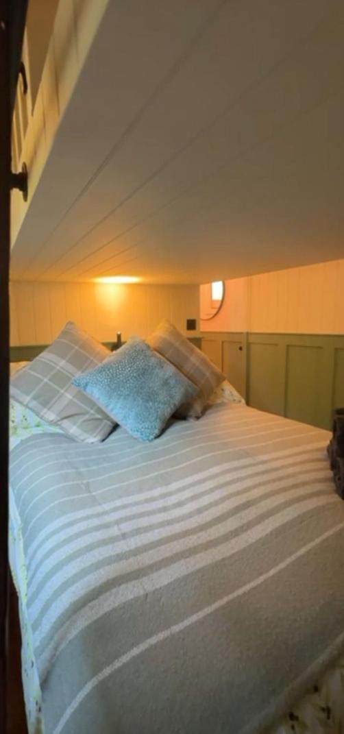 The Holly Hut Hotel Burton  Eksteriør billede