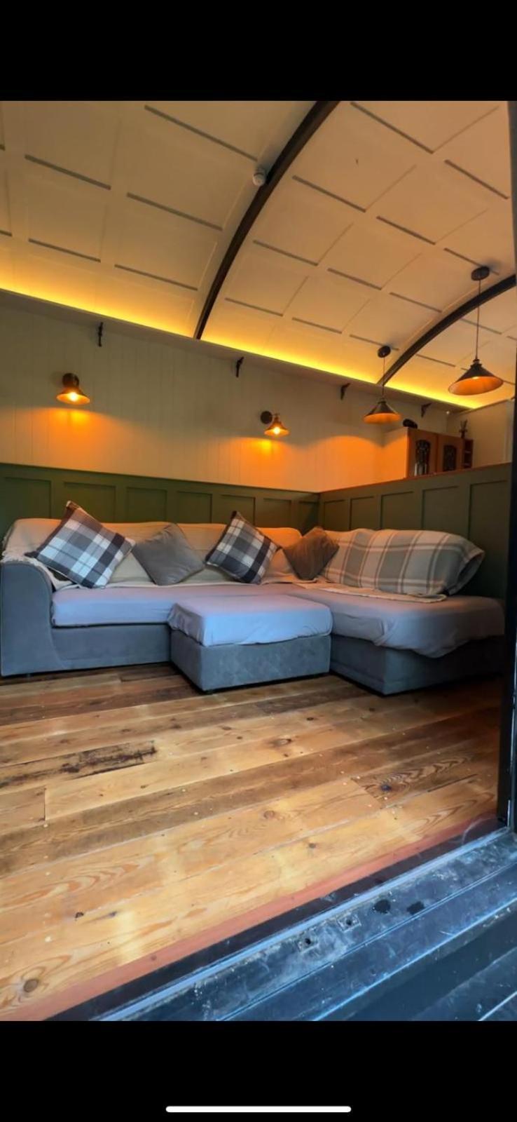 The Holly Hut Hotel Burton  Eksteriør billede